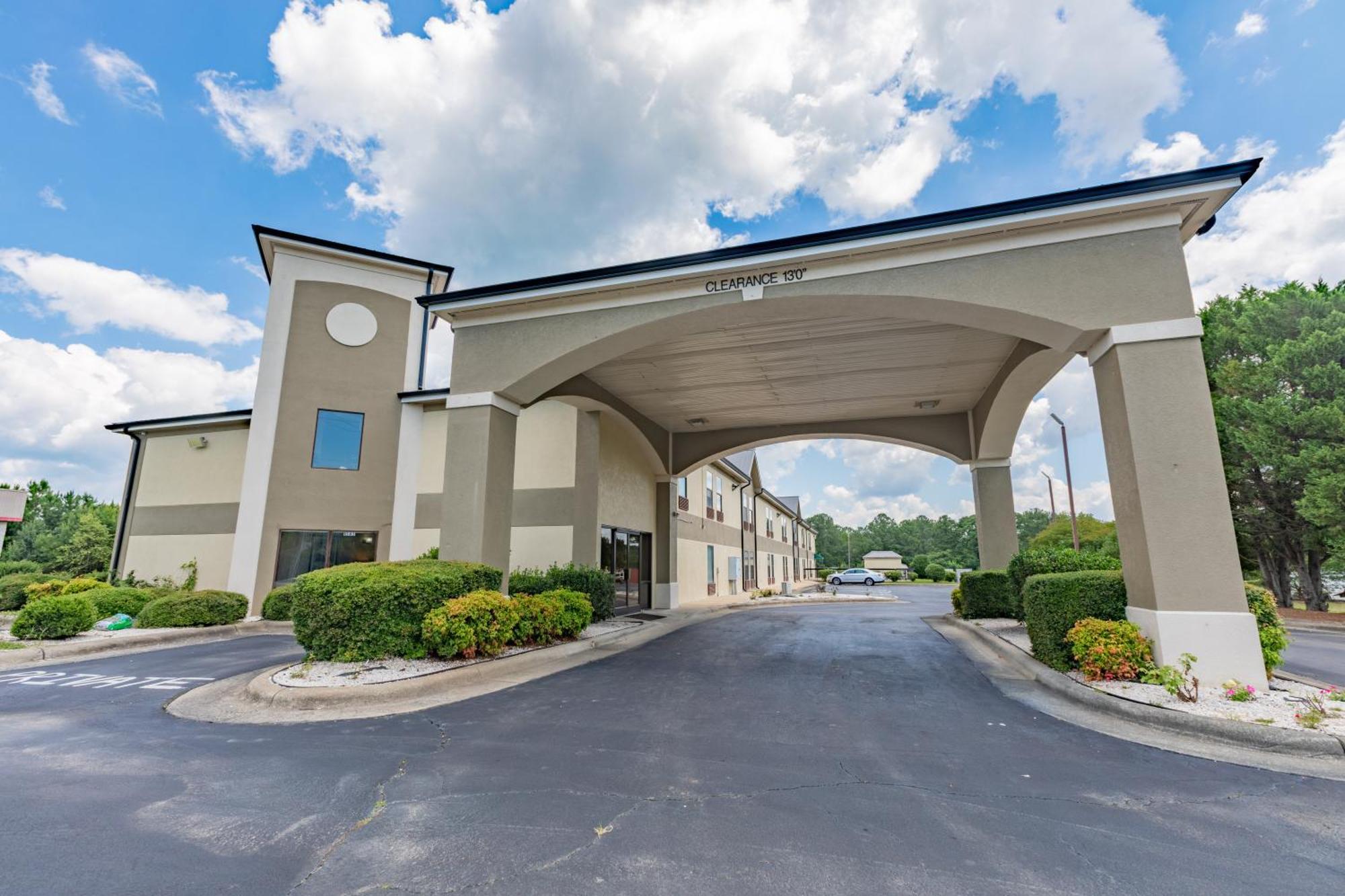 Baymont By Wyndham Creedmoor Hotel Ngoại thất bức ảnh
