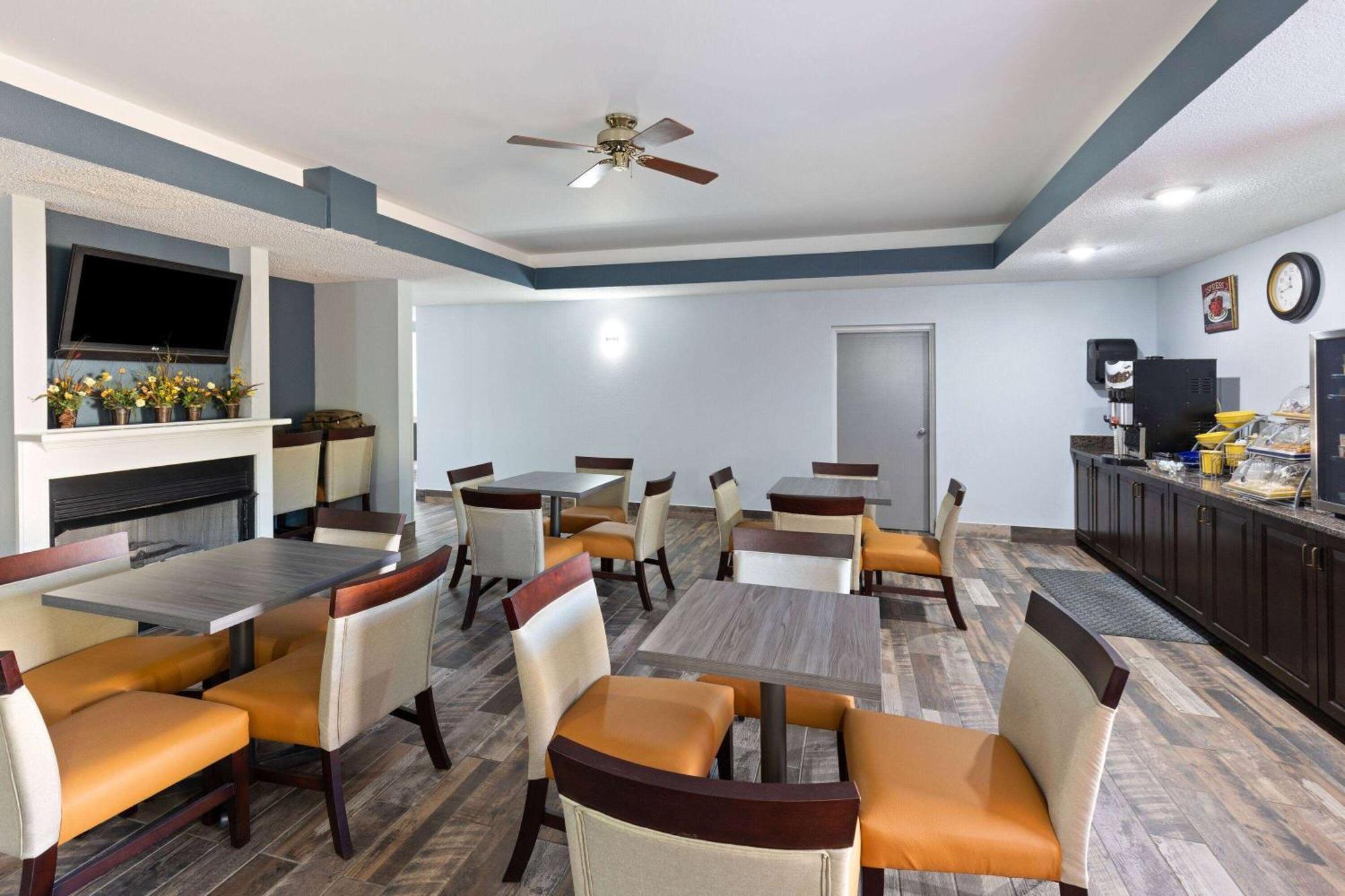 Baymont By Wyndham Creedmoor Hotel Ngoại thất bức ảnh