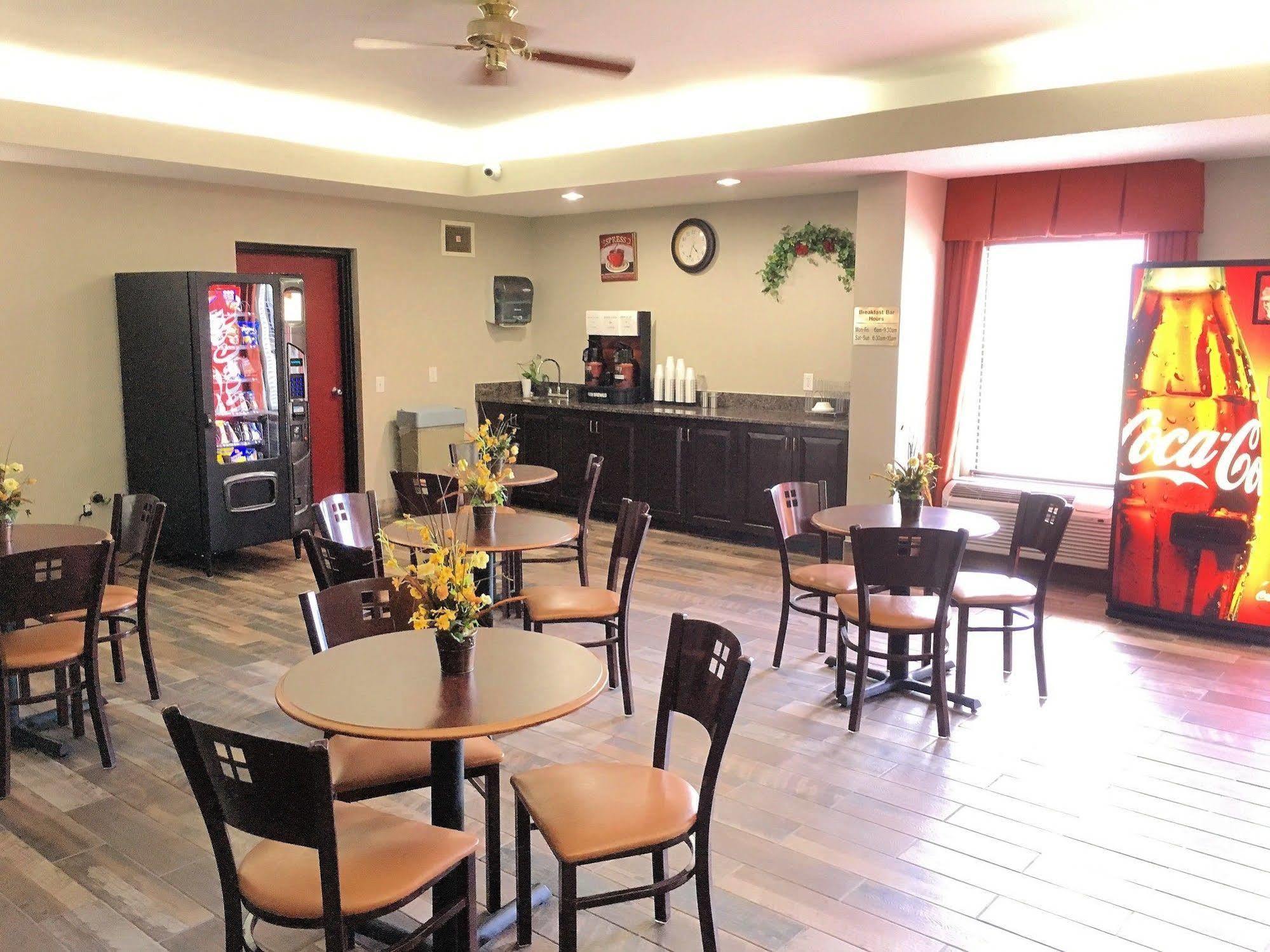 Baymont By Wyndham Creedmoor Hotel Ngoại thất bức ảnh